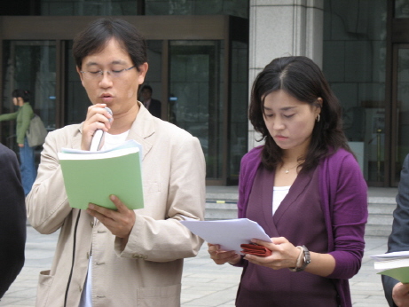 기자회견문을 낭독하는 임종수 언론학박사(왼쪽)와 이종님 성공회대 동아시아연구소원(오른쪽) 